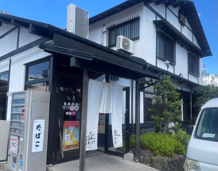 一人ランチにもおすすめの浜亭外観写真とのれんの雰囲気