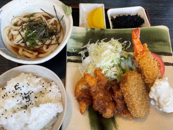 滋賀県大津市の定食屋「浜亭」でいただいたミックスフライ定食の盛り付け写真01