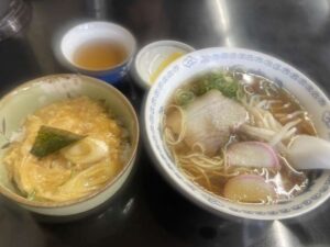 京都市下京区の山の家さんの中華そばと玉子丼01