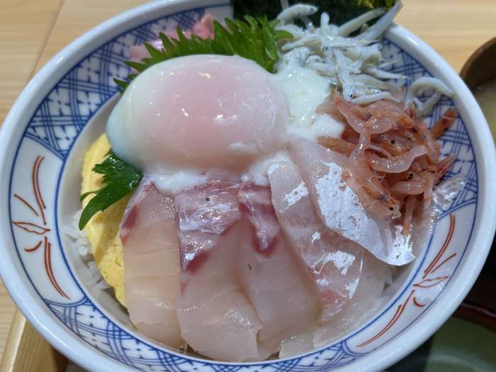 奈良県香芝市にある大起水産 海鮮丼と干物定食専門店 香芝店の桜鯛と桜えびの温玉しらす丼03