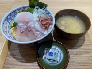 奈良県香芝市にある大起水産 海鮮丼と干物定食専門店 香芝店の桜鯛と桜えびの温玉しらす丼01