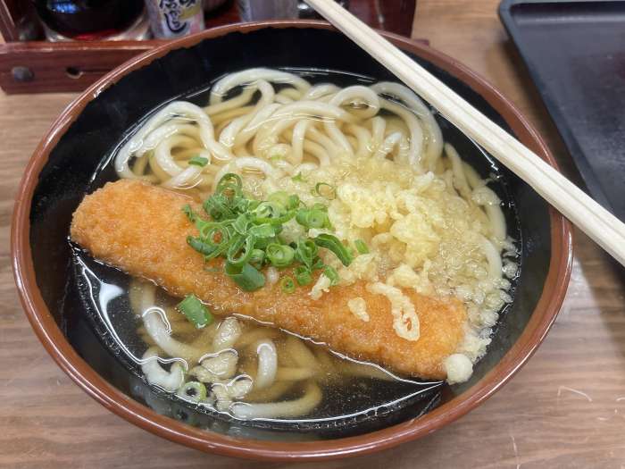サクサクのイカフライを乗せた香川県観音寺「つるかめうどん」さんのかけうどん。出汁の香りが引き立つ一杯。