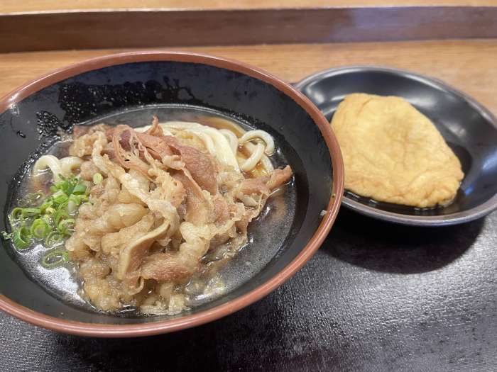 ジューシーな牛肉がたっぷり乗った肉ぶっかけうどんと、ふっくら甘いおあげの組み合わせ。