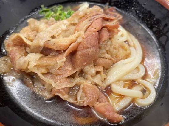 「つるかめうどん」さんの肉ぶっかけうどんのアップ。濃いめのタレと甘辛い牛肉が絶品。