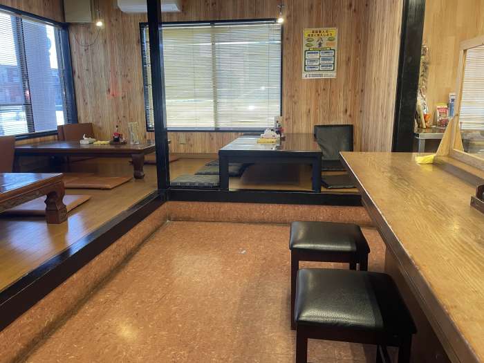 「つるかめうどん」さんの店内風景。木目調の落ち着いた空間で、カウンター席とお座敷席が用意されている。