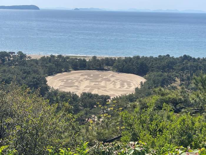 展望台からの眺望。銭形砂絵の背後に広がる穏やかな瀬戸内海と島々の景色が楽しめる絶景スポット。