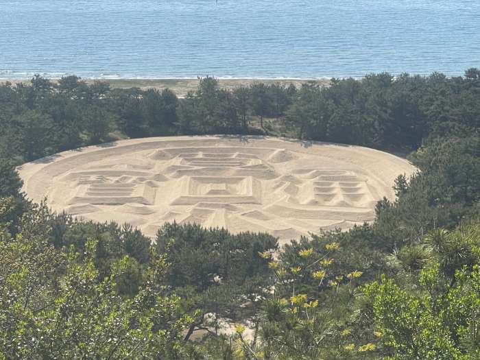 琴弾山から見下ろす「銭形砂絵(寛永通宝)」の全景。瀬戸内海を背景にした美しい絶景が広がる。