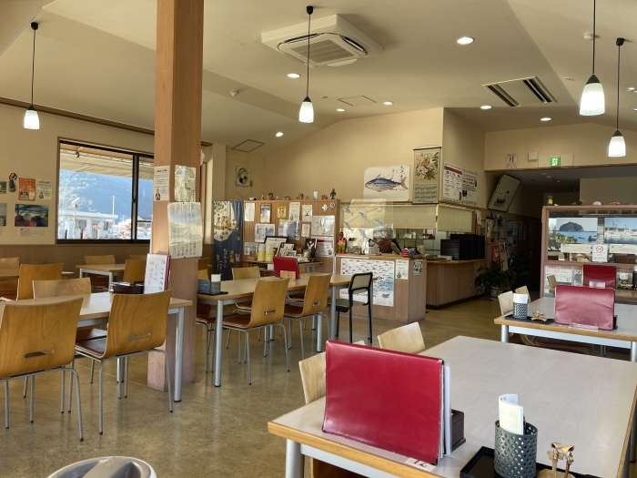 ピーク時がすぎて貸し切りのような贅沢空間での静かで落ち着いた店内の写真