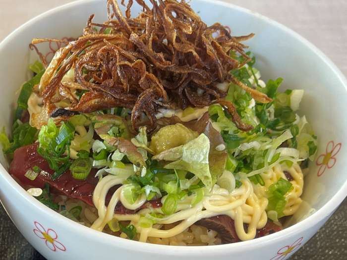 カツオのマヨ丼のアップ。フライドオニオンとレタスが彩りを添えている。