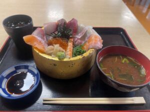 奈良・生駒「音の花温泉」併設の食事処「音の花亭」で味わえる豪華海鮮丼セット（1,800円）｜金の器と赤だし付きの贅沢ランチ
